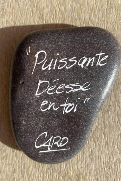 CARO-galet-perso-Puissante-Deesse-en-toi_back